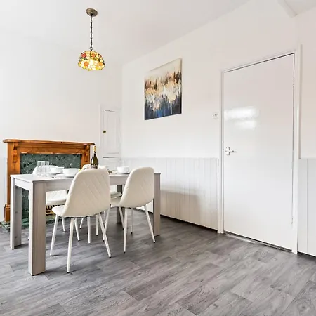 5-bed Retreat With Free Parking And Wifi * Loftus