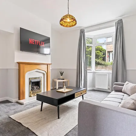 5-bed Retreat With Free Parking And Wifi Lejlighed