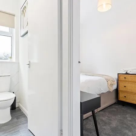 Lejlighed 5-bed Retreat With Free Parking And Wifi