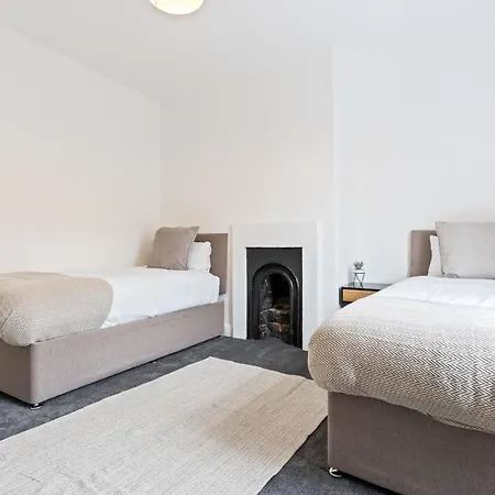 5-bed Retreat With Free Parking And Wifi