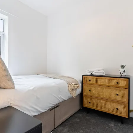 Lejlighed 5-bed Retreat With Free Parking And Wifi