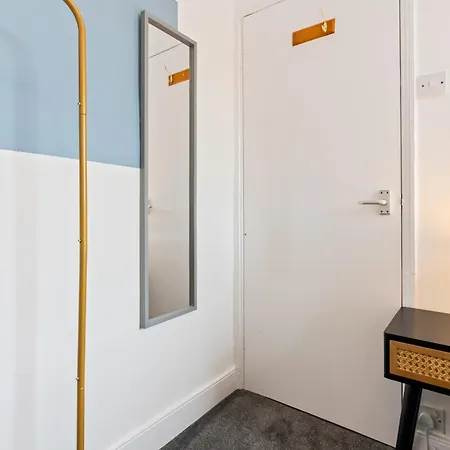 5-bed Retreat With Free Parking And Wifi * Loftus
