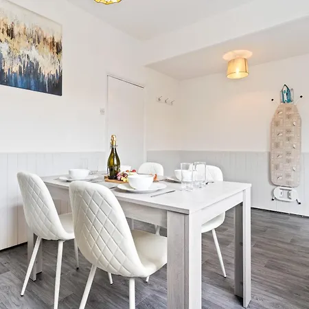 Lejlighed 5-bed Retreat With Free Parking And Wifi *