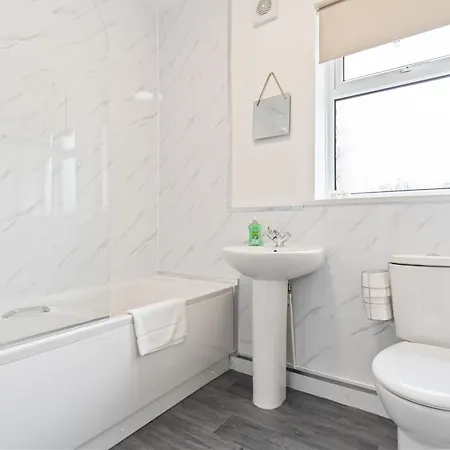 5-bed Retreat With Free Parking And Wifi Loftus