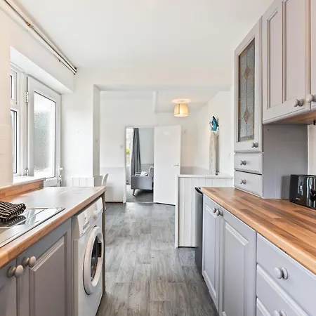 5-bed Retreat With Free Parking And Wifi *