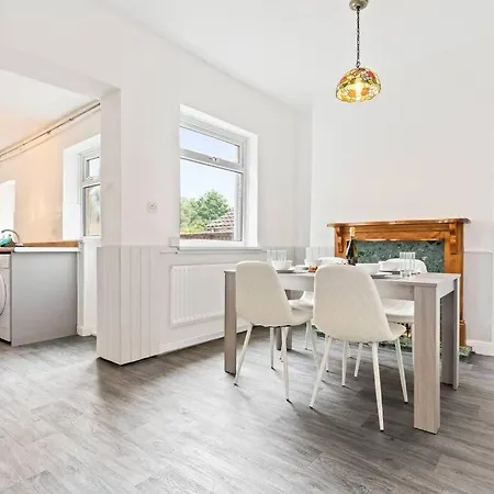 5-bed Retreat With Free Parking And Wifi *